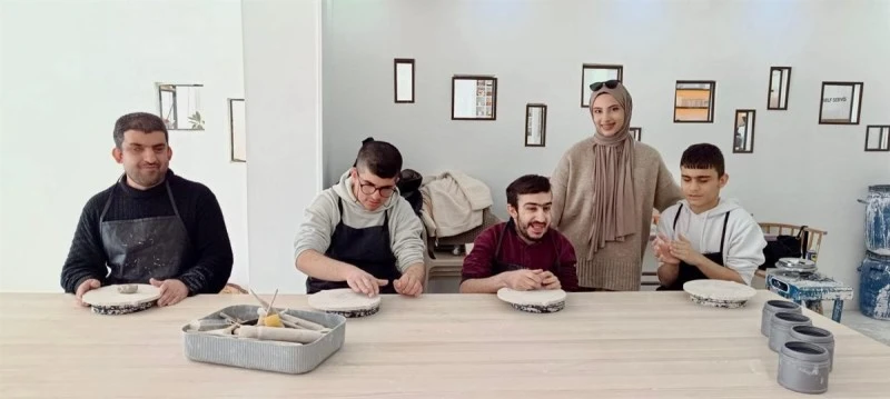 GÖRME ENGELLİ GENÇLERE SERAMİK ATÖLYESİ