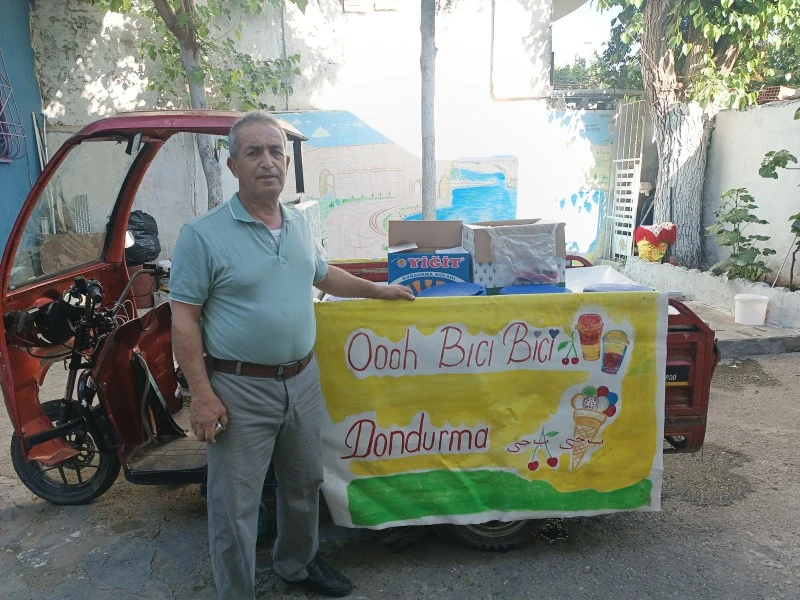 4 DİLLİ SANATKÂR DONDURMACI!
