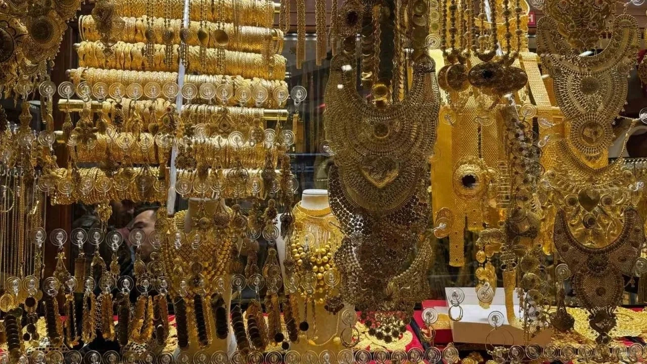 Altın, dalgalı seyrini koruyor