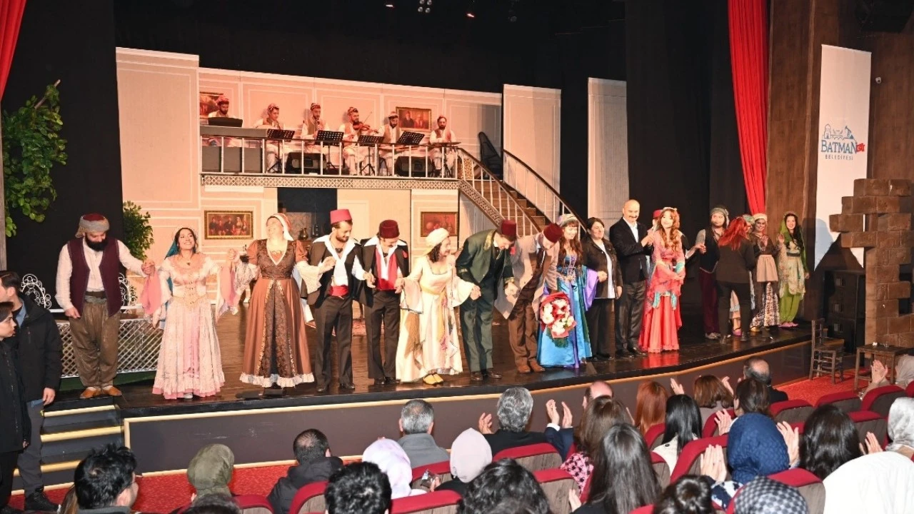 BATMAN TİYATRO SAHNESİNE KAVUŞUYOR