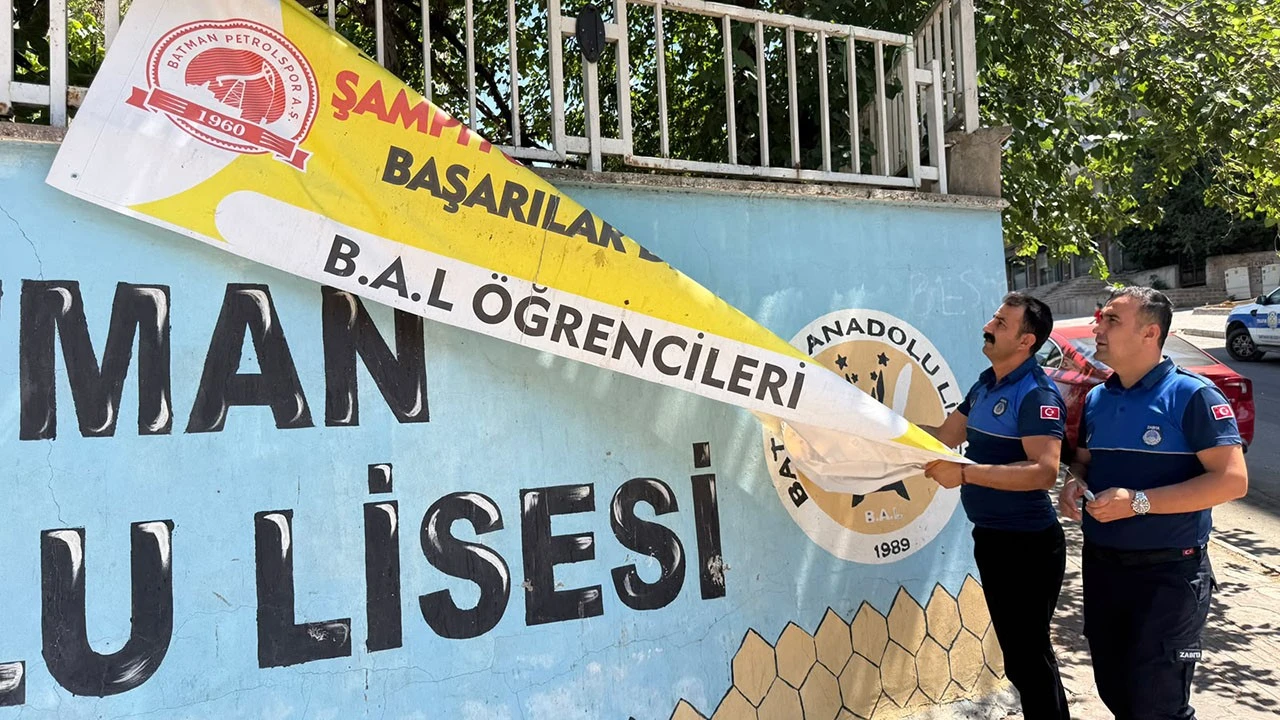 BELEDİYE&rsquo;DEN AFİŞ TEMİZLİĞİ