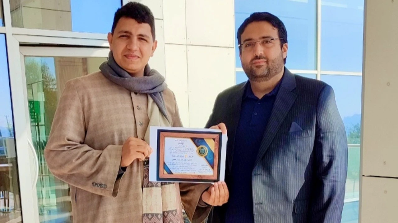 D&Uuml;NYA BİRİNCİSİNE &Ouml;D&Uuml;L&Uuml;N&Uuml; BİZZAT TAKDİM ETTİ