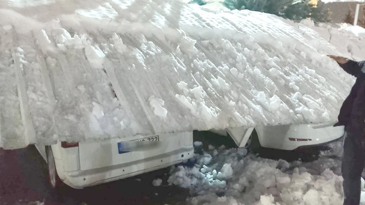 GARAJ &Ccedil;&Ouml;KMESİ ARA&Ccedil;LARA HASAR VERDİ