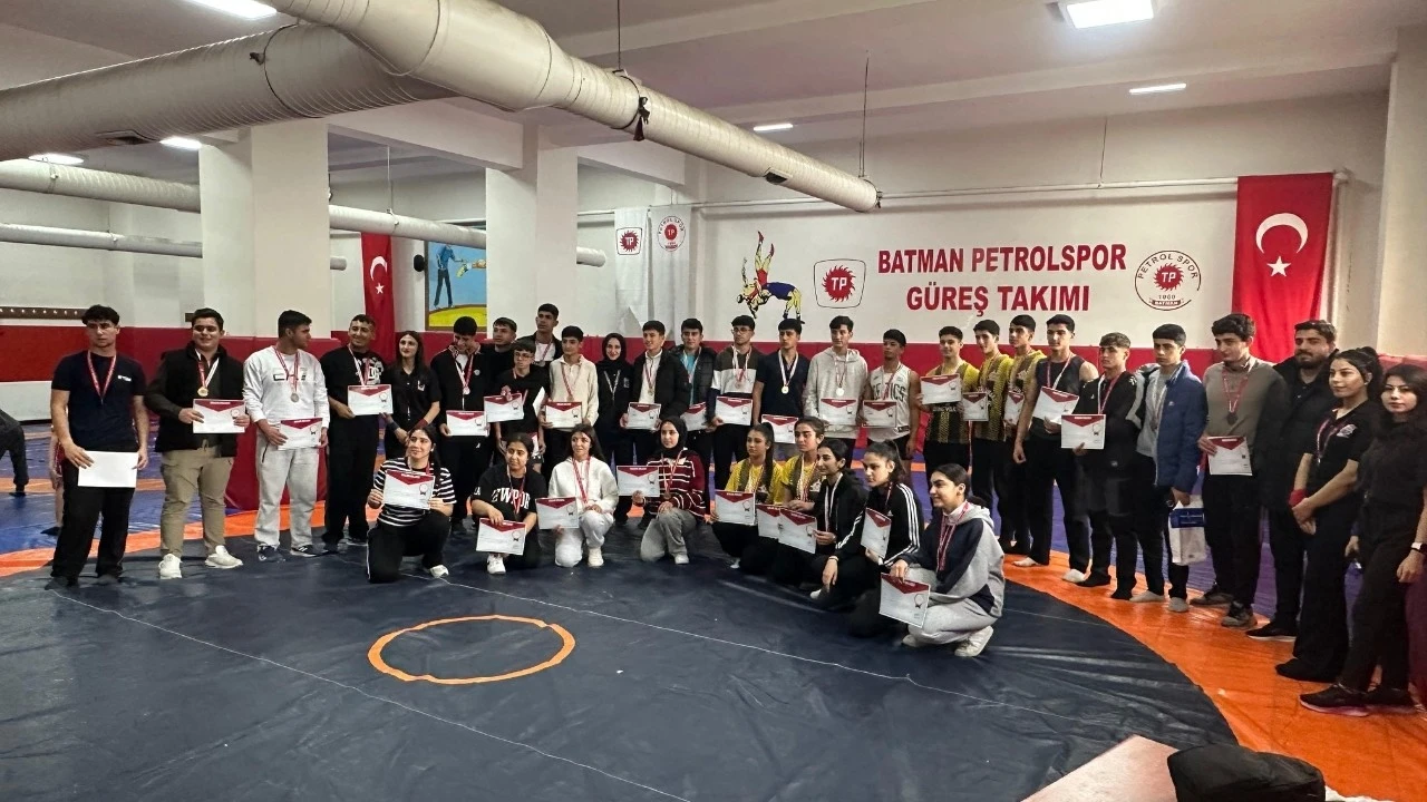 GÜREŞTE EN İYİLER BELİRLENDİ