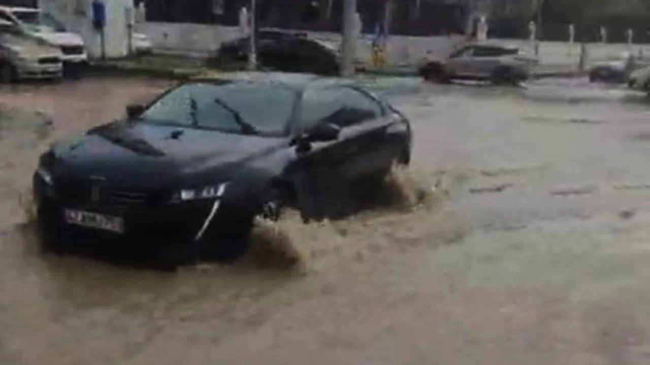 SAĞANAK YAĞIŞ S&Uuml;R&Uuml;C&Uuml;LERE ZOR ANLAR YAŞATTI