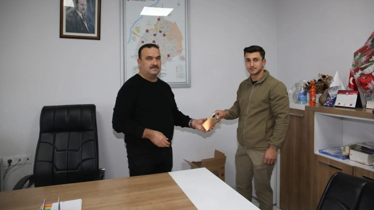 SU ALTINDA BULUNAN TELEFON İADE EDİLDİ