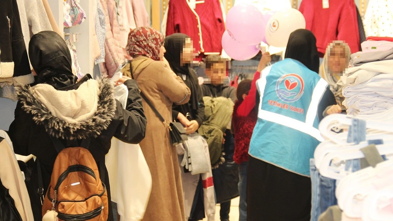 YETİMLER VAKFI 300 YETİMİ SEVİNDİRDİ 