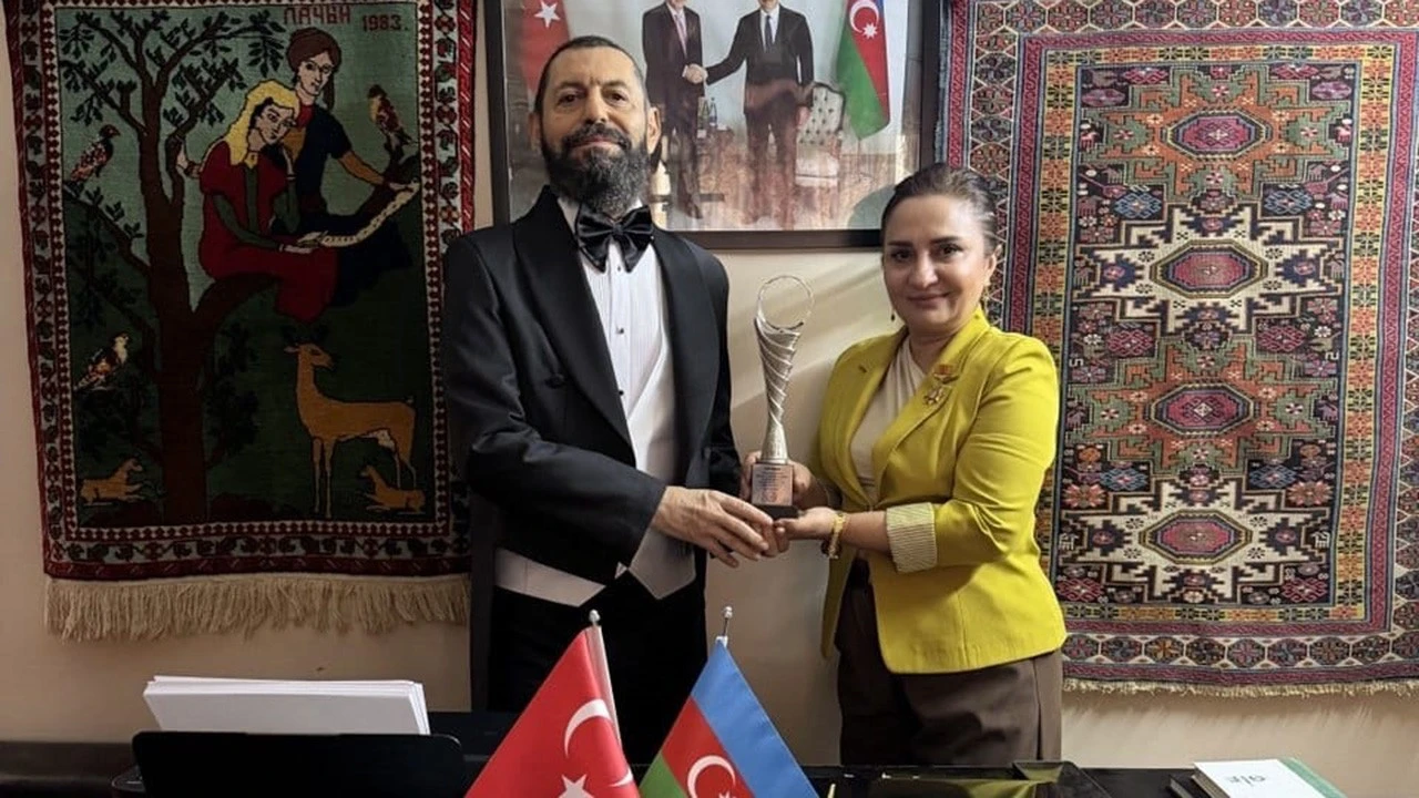 AKİF MANAF&rsquo;A BARIŞ SANATI &Ouml;D&Uuml;L&Uuml;