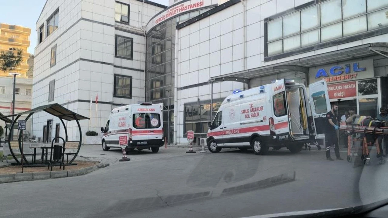  İNŞAAT İSKELESİ &Ccedil;&Ouml;KT&Uuml;: 3 YARALI