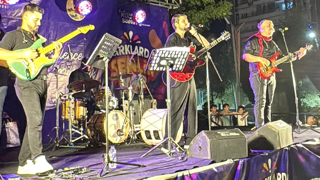 BELDE MAHALLESİ&rsquo;NDE ROCK R&Uuml;ZG&Acirc;RI ESTİ