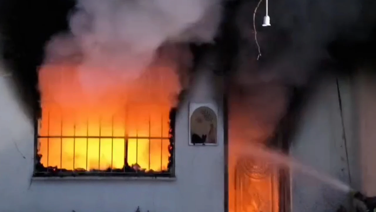 SABAH SAATLERİNDE &Ccedil;IKAN YANGIN EVİ K&Uuml;LE &Ccedil;EVİRDİ