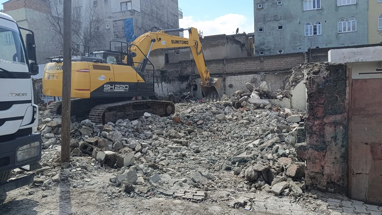 METRUK BİNA YIKIMLARI S&Uuml;R&Uuml;YOR