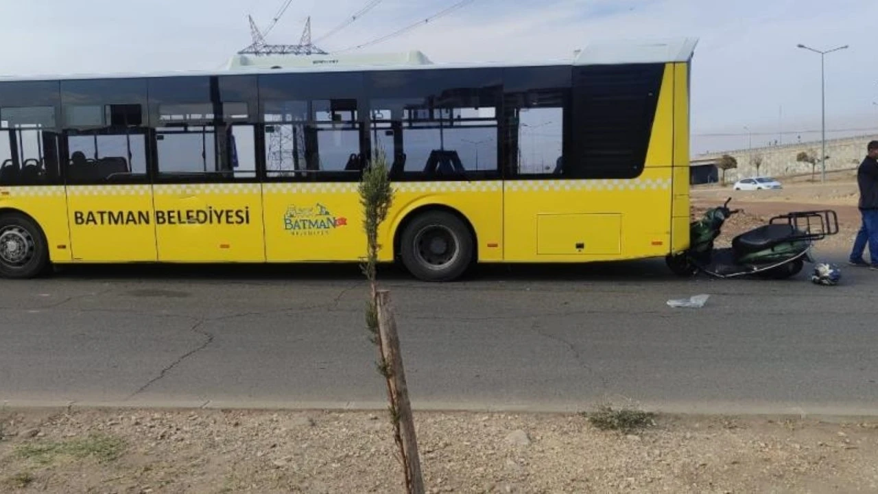 YOLCU ALAN OTOBÜSE MOTOSİKLET ÇARPTI
