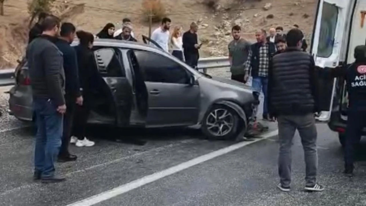 BARİYERLERE ÇARPAN SÜRÜCÜ ARAÇTA SIKIŞTI