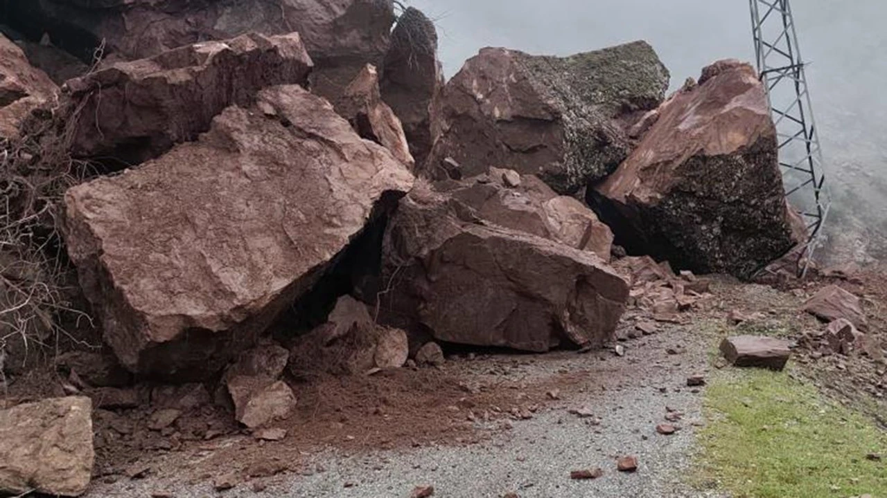 10 K&Ouml;Y&Uuml;N İL&Ccedil;E İLE BAĞLANTISI KESİLDİ