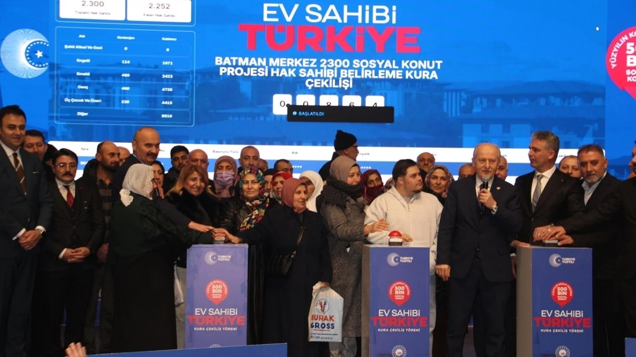 3 BİN 810 KONUT İ&Ccedil;İN KURA &Ccedil;EKİLDİ:  SALONDA DUYGU DOLU ANLAR YAŞANDI