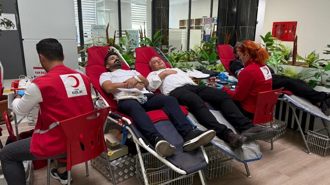 KIZILAY EKİPLERİ BELEDİYEDE KAN BAĞIŞI ALDI