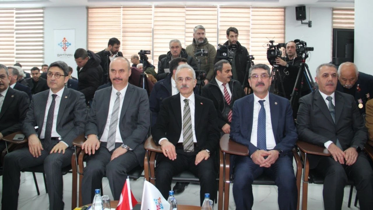BAKAN URALOĞLU&rsquo;NDAN BATMAN&rsquo;A ULAŞIM M&Uuml;JDESİ