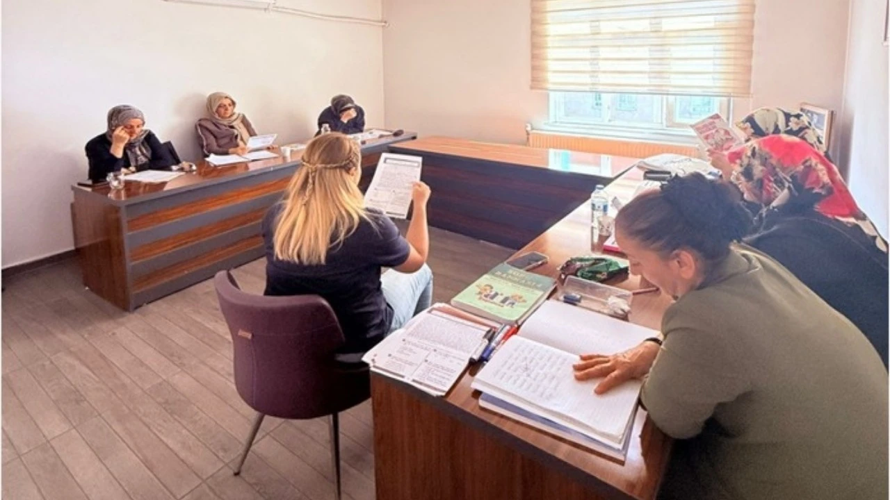 KADINLAR OKUMA-YAZMA KURSLARIYLA GÜÇLENİYOR