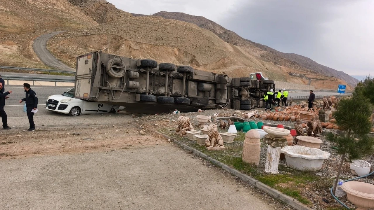 TIR&rsquo;IN DORSESİ RADAR ARACININ &Uuml;ZERİNE DEVRİLDİ