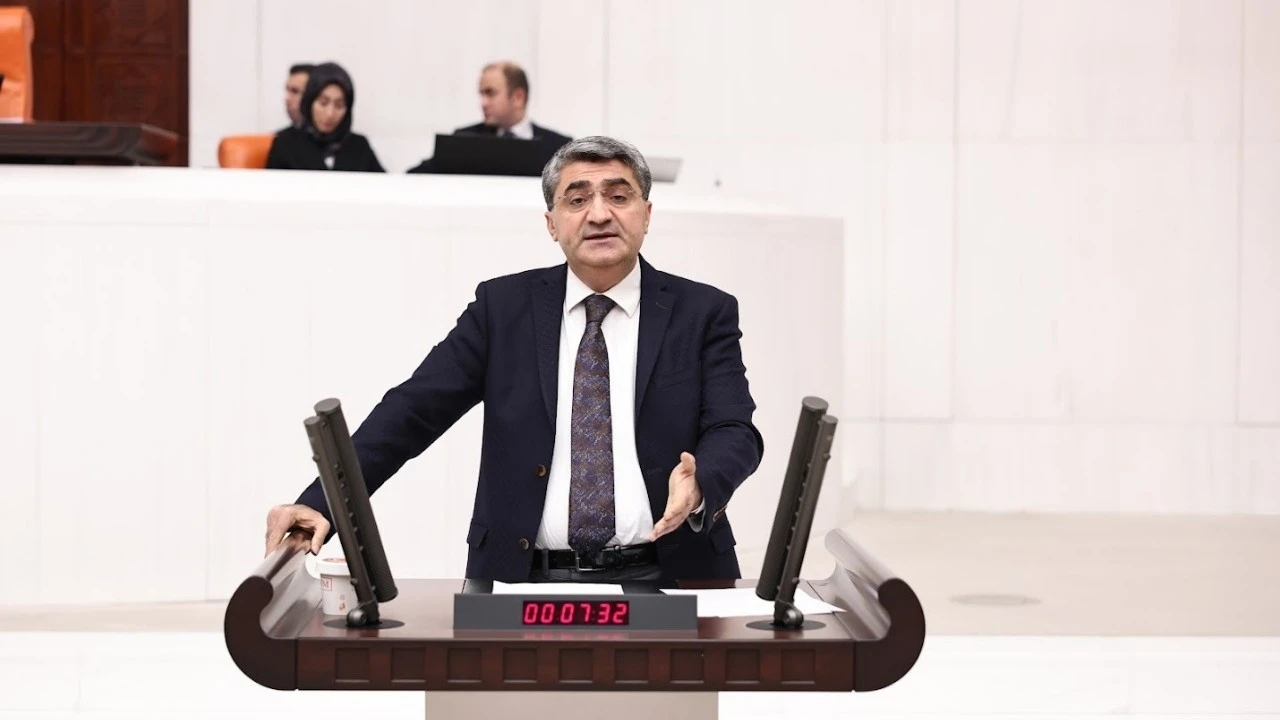 EKMEN: İNEG&Ouml;L&rsquo;DEKİ A&Ccedil;ILAN IRK&Ccedil;I PANKART KABUL EDİLEMEZ