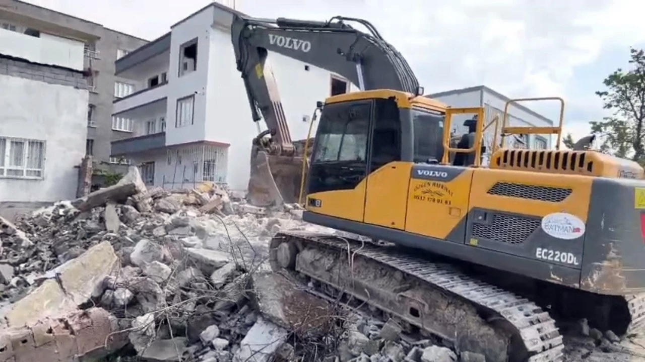 BELEDİYE METRUK BİNALARI YIKIYOR