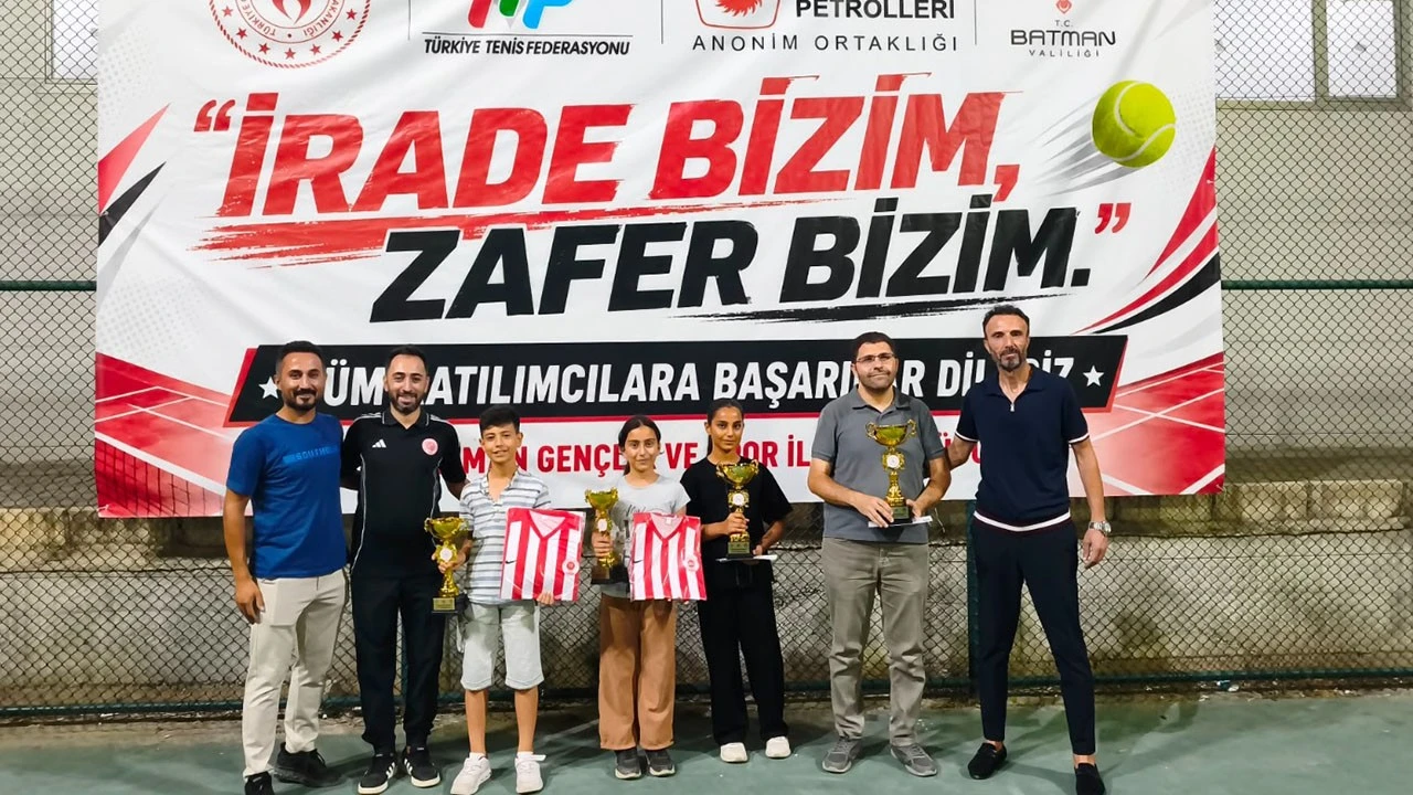 ŞEHİTLERİN ANISINA RAKETLER KONUŞTU