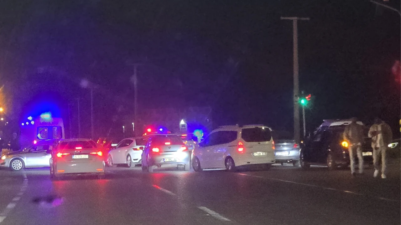 SANAYİ KAVŞAĞINDA FECİ KAZA: OTOMOBİL DİREĞE SAPLANDI