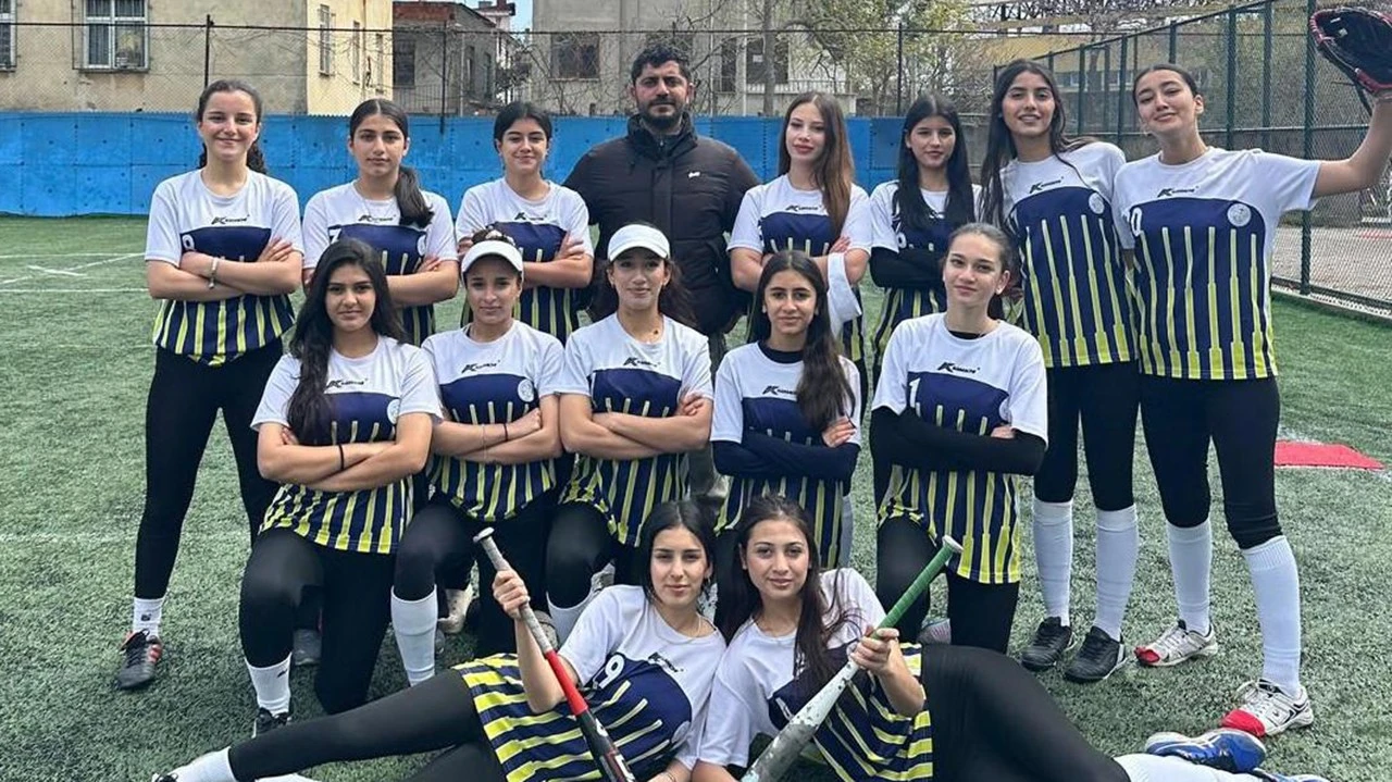 BATMANLI KIZLAR T&Uuml;RKİYE'NİN EN İYİ 8 TAKIMI ARASINDA