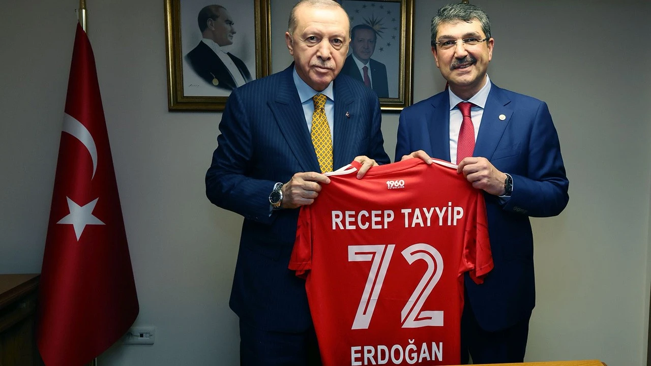 CUMHURBAŞKANI ERDOĞAN&rsquo;A PETROLSPOR FORMASI