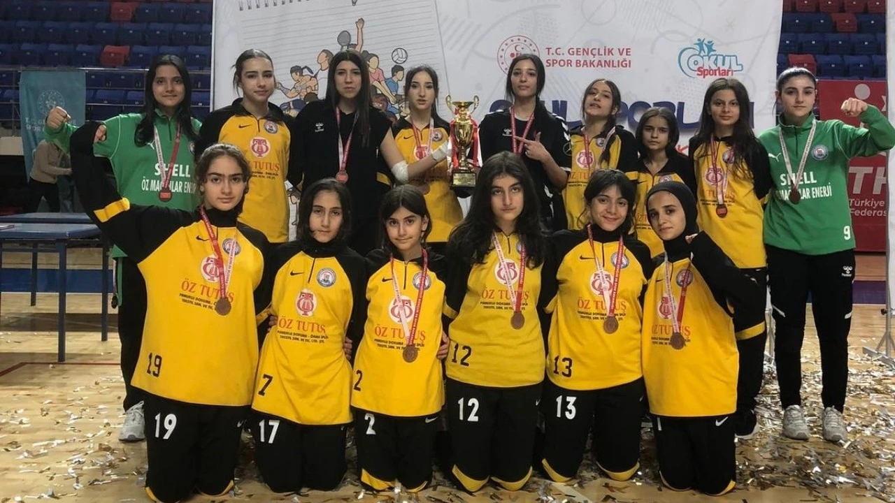 YILDIZ KIZLAR TÜRKİYE ÜÇÜNCÜSÜ