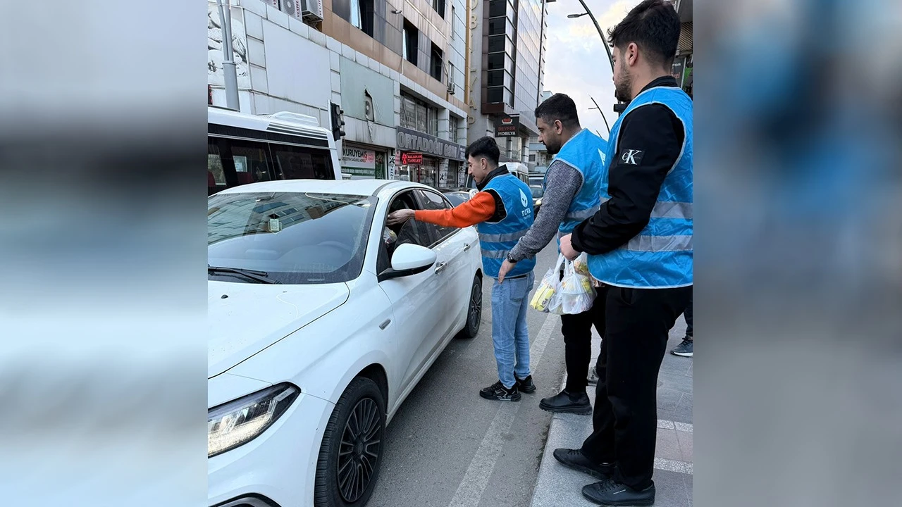 DEVA PARTİSİ&rsquo;NDEN İFTAR VE TERAVİH SONRASI İKRAM