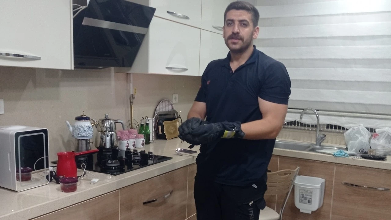 EVE GİREN YARASA İTFAİYE EKİPLERİNCE &Ccedil;IKARILDI 