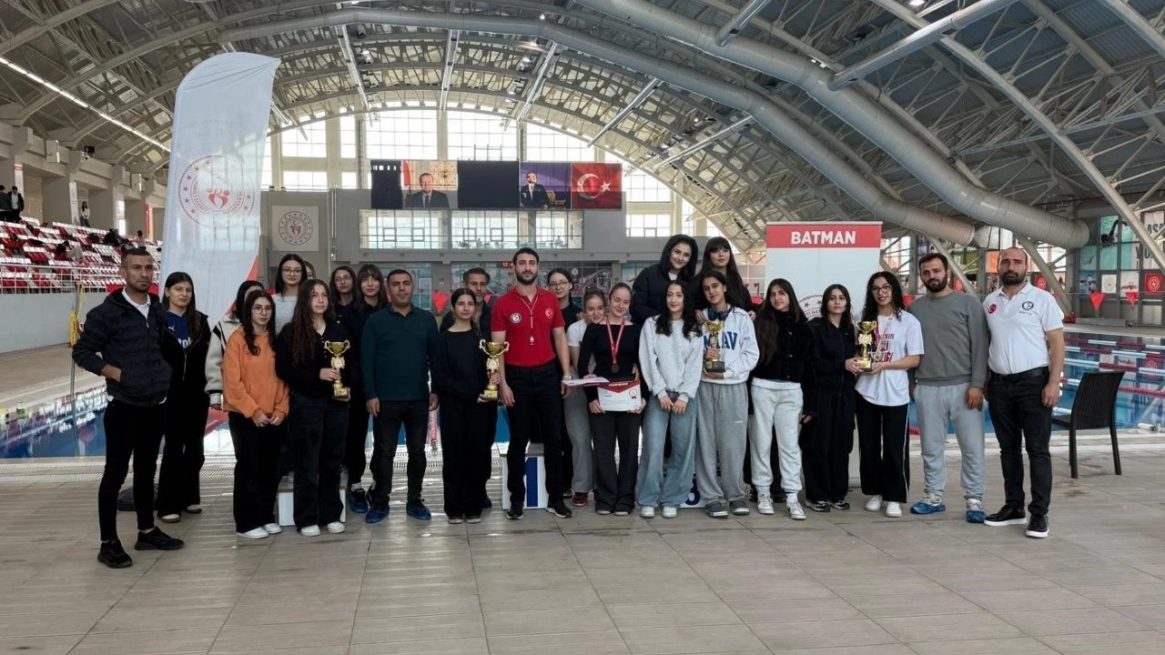 KAPALI HAVUZDA NEFES KESEN Y&Uuml;ZME YARIŞLARI