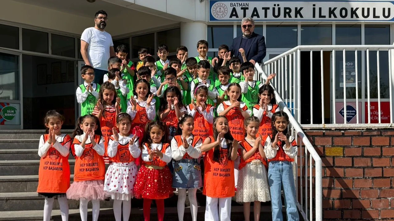 MİNİK &Ouml;ĞRENCİLERE TİYATRO VE HALAY S&Uuml;RPRİZİ