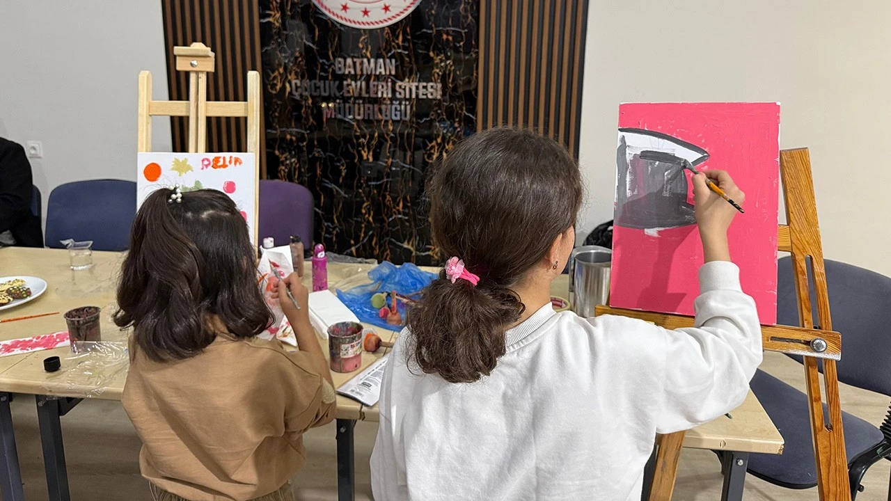 MİNİKLER RENKLERLE KONUŞTU