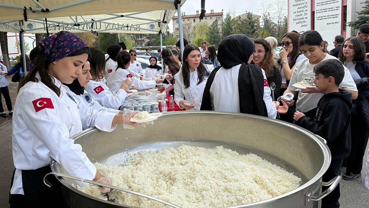 &Ouml;ĞRENCİ VE MEZUNLAR BİR ARADA
