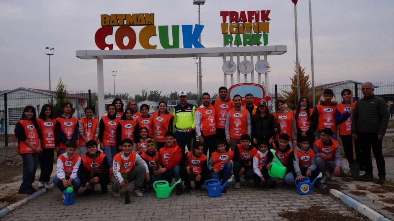 ÖĞRENCİLER DOĞA EĞİTİMİYLE FİDAN DİKTİ