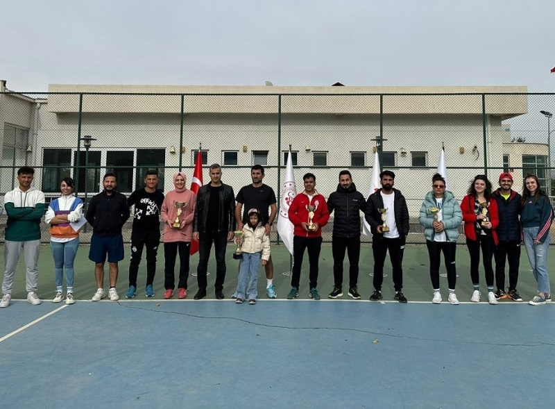 Öğretmenler teniste yarıştı