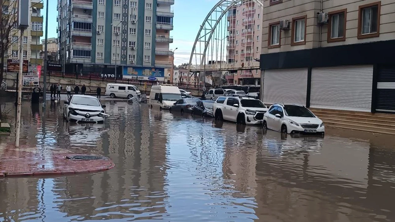 SAĞANAK ETKİSİ: SOKAK G&Ouml;LE D&Ouml;ND&Uuml;
