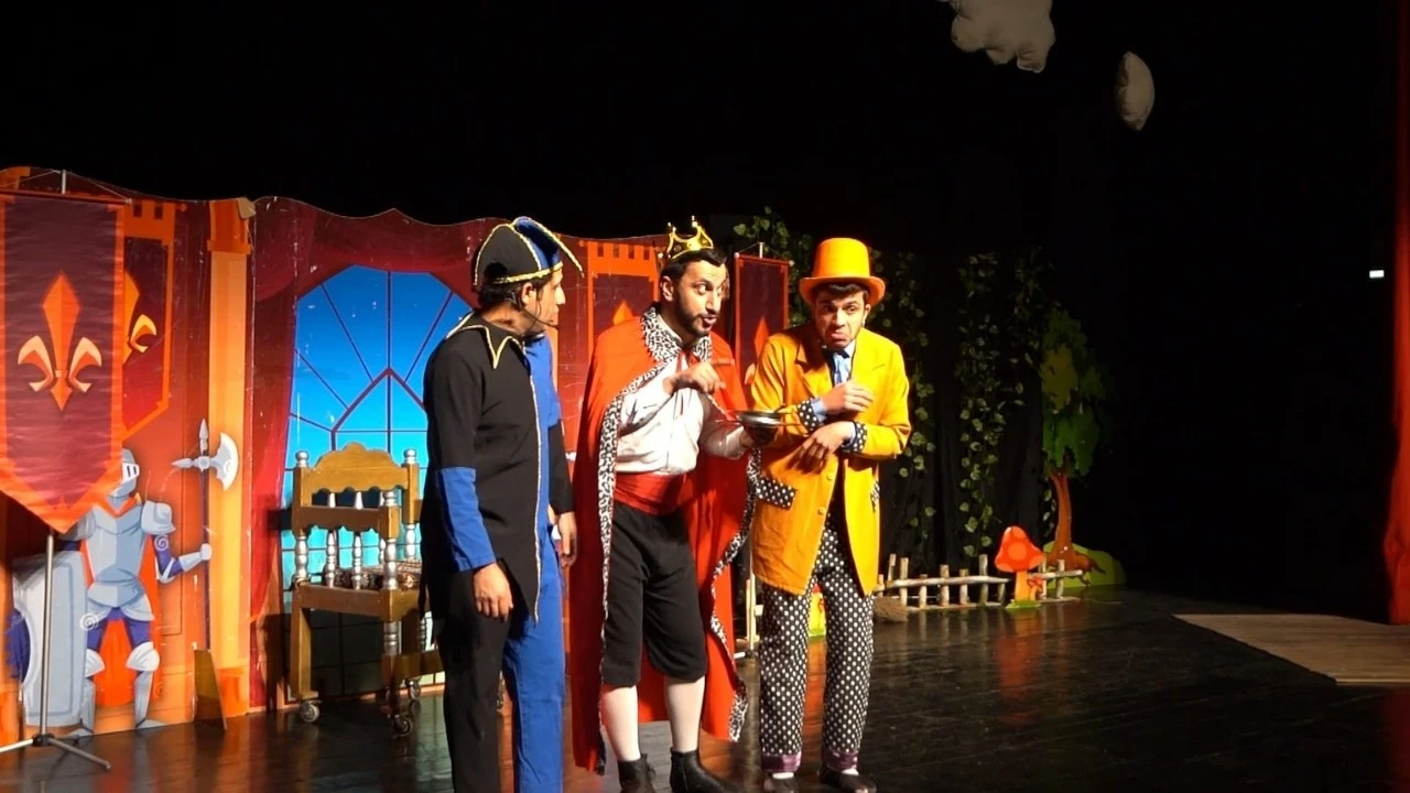 SAHNEDE İYİLİK, SALONDA G&Uuml;L&Uuml;MSEME