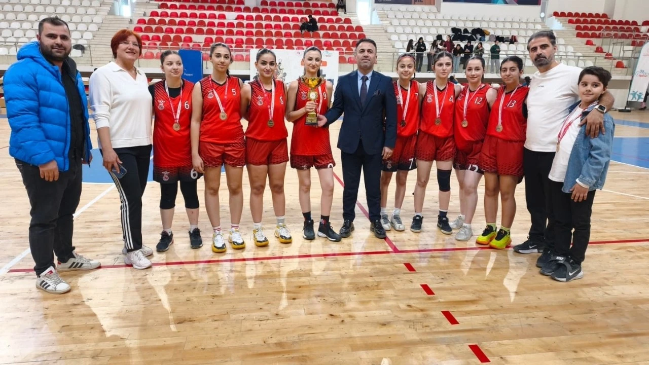 ŞAMPİYON: SAADET UÇAR ANADOLU LİSESİ