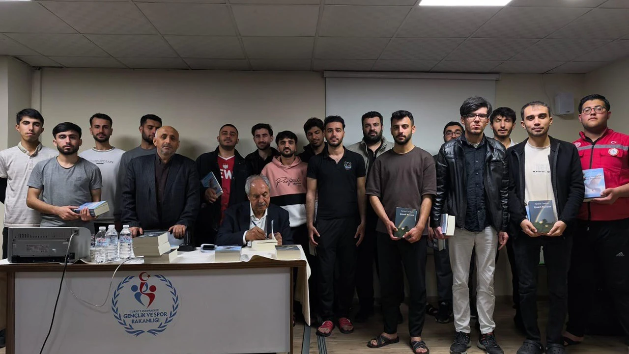 YAZAR KEMAL TARHAN &Ouml;ĞRENCİLERLE BULUŞTU