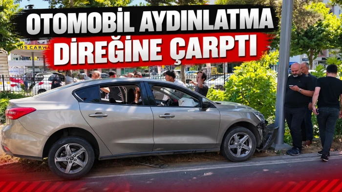 OTOMOBİL AYDINLATMA DİREĞİNE &Ccedil;ARPTI