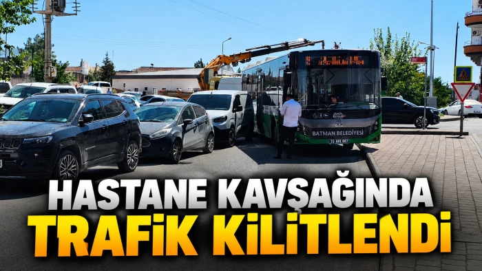 HASTANE KAVŞAĞINDA TRAFİK KİLİTLENDİ