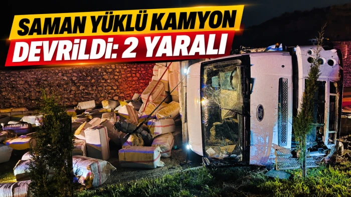 SAMAN Y&Uuml;KL&Uuml; KAMYON DEVRİLDİ