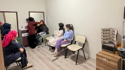 17 ÖĞRENCİ KUAFÖRLÜK MESLEĞİNİ ÖĞRENİYOR