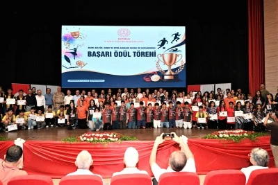 220 &Ouml;ĞRENCİ VE SPORCUYA MADALYA