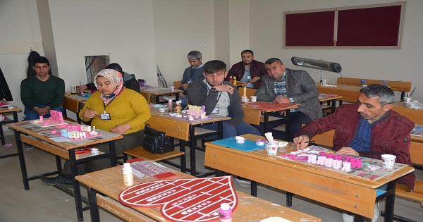 HEM MESLEK ÖĞRENİYOR HEM DE PARA KAZANIYORLAR
