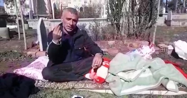 Mezarlıkta yatıyor